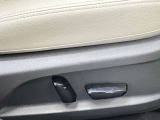 運転席は高級感あるパワーシート!女性の方でもスイッチひとつで簡単に調節できます!