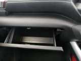 車検証などの収納に便利なグローブボックスです。