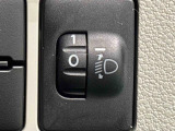 対向車や先行車への配慮が可能。積載物の状況に応じてヘッドライトの照射角度を手動調整できるスイッチ。