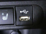 USB充電ポートです。車内でスマホなど電子機器の充電が可能です♪