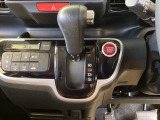 自然に手が届き、操作性の良いインパネシフトに、パーキングブレーキはフットブレーキタイプなので、運転席と助手席の間はすっきりしています。