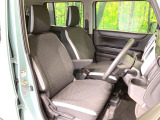 運転席まわりには十分なスペースがあり、大柄な方でもゆったり運転していただける環境です。