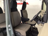 座面も厚みがあり背もたれも高く、広い足元にゆったり座れるシートです。運転席と助手席の間が空いている為、助手席側への移動がスムーズです。交通量の多い道でも助手席側から乗り降りができます。