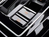 スイッチひとつで作動するエレクトロニックパーキングブレーキ。オートホールド機能で停止時のドライバー負担を軽減します。