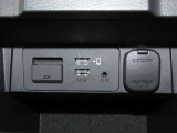 スマートフォン等の充電や連携に便利なUSB Type-Aポートを2基配置。さらに12Vアクセサリー電源も備えドライブ中の電源確保に重宝します。毎日の通勤から遠出まで活躍する、利便性の高い快適装備です。