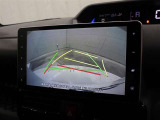 目視では確認しづらい車両後方を表示するバックモニターが装備されています。スムーズな車庫入れや縦列駐車をサポートします。