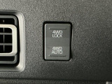 【電子制御式4WD】スイッチで2WD&hArr;4WDを切替え、目的に合った選択が可能です!4WDでは砂利道や沼るみの悪路、雪や雨の日などの滑りやすい路面で安全性を高めます!