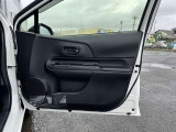 運転席ドアの内張です!使用感が少なくきれいな状態です!ドリンクホルダーや収納も備わっています!