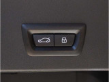 トランクゲートは電動で御座います。ボタン一つで開閉可能となっております。もちろんフットセンサー付きで足でも開閉可能です