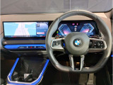 【ハンドル】ドライバーとBMW車の一体感がダイレクトに伝わるステアリングホイール。形状・太さへの拘りに加えて、操作性を高める為にスイッチ類も配置。クイックかつ安定のドライビングを体感下さい!