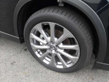 純正20インチアルミ。タイヤサイズは235/50R20