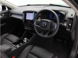 インストルメントパネルは僅かに運転席側へと傾けられているほか、余計なスイッチ類を可能な限り排し、運転に集中しやすい環境を造り出しています。