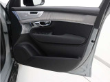 運転席ドアの全景です。キャビンを彩るすべてのものに、機能を形にした美しさが備わっています。