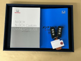 メンテナンスノート【点検整備記録簿・保証書】、取説も揃ってます。スマートキーはバッグなどにしまったままボタン操作でエンジン始動・停止やハイブリッドシステムの起動や停止ができて大変便利です