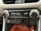 デュアルエアコンとは、運転席と助手席で、個別に温度設定ができる機能です。気温の感じ方は、人それぞれ違うもの。乗る人に優しい機能ですね。