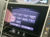 AM・FMやUSB、Bluetooth Audioなど、音源の選択肢が画面にまとめて表示されています。聴きたい音源を確認しながら選べるため、通勤やお出かけの移動時間に合わせて使い分けやすい装備です。