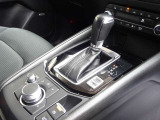 【オートブレーキホールド】停車中にブレーキペダルから足を放しても、ブレーキを自動的に制御して、車両の停車状態を保持する機能です。信号待ちなどの停車時に運転者の負担を軽減します。