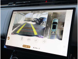 【360度サラウンドカメラ】 車の周囲360度の映像をタッチスクリーンに映し出すサラウンドカメラシステム。狭い場所での駐車はもちろん、縁石沿いの縦列駐車や交差点などで安全な取り回しをサポートします。