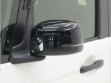 ◆ドアミラーウインカー◆ドアミラーにウインカーを装備しています。対向車に自身の進行方向を合図し安全に運転できます。