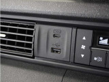 ◆USB接続端子◆スマホやiPodなどを接続して、いつもの音楽を車内でもお楽しみいただけます♪