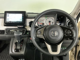 【ハンドル】運転にかかわる様々な操作を安全に行えるように視点移動が少なく操作性に配慮されたスイッチ類が凝縮されたコックピットです。