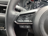 運転中でも操作ができるステアリングコントロールボタンも付いています。手元でオーディオ操作も安全でかつ楽々ですね!!