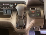 シフトはインパネシフト、パーキングブレーキは電子制御なので運転席と助手席の間はすっきりしています。