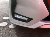 霧や豪雨、雪道など視界が悪い状況でも路面を明るく照らし、安全運転をサポートしてくれるフォグランプ。デザインのアクセントにもなり、個性的な一台を演出してくれます。