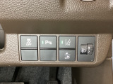 ハンドルの右側にはヘットライトリベライザーとHondaセンシング用のメインスイッチがついています。ヘッドライトリベライザーは道路状況や積荷の加重に応じてライトの高さを調節できます。