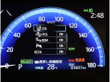 隣車線を走る車両をレーダーで検知し、ドアミラーでは確認しにくい後側方エリアに存在する車両に加え、急接近してくる車両も検知します。車両を検知するとドアミラーに搭載されたLEDインジケーターが点灯します。