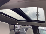 サンルーフの開放感により車内はいつも明るく、自然と会話が弾んでドライブも一段と楽しくなります。