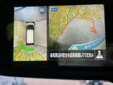 後方の映像に加え、車両周囲を上から見た表示も確認できる画面です。駐車時に周囲の状況を把握する助けとなり、目視確認とあわせて車庫入れをサポートします。