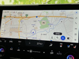 地図が画面いっぱいに表示され、現在地や周辺の道路を確認しやすいナビ画面です。目的地の検索や登録にもつなげやすく、初めて訪れる場所への移動を日常からサポートします。