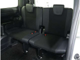 便利な5:5分割可倒式シートです。収納と乗車人数のバランスに優れています♪荷物の大きさに応じたラゲージスペースをフレキシブルに作り出せるので、シーンに応じた使い方ができます♪