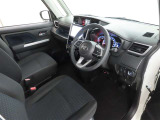 シンプルで使いやすいデザインの運転席です。