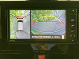 後方の映像に加えて車両周辺の表示も確認でき、駐車時の安全確認をサポートします。目安線が表示されるため、車庫入れや切り返しの際に周囲との距離を把握しやすい装備です。