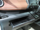 インストスライドボックス ティッシュボックスがまるまる一つ入るボックスです運転席からも開け閉め可能です