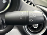 レバーには操作内容を示す表示が見やすくまとめられています。運転席から手元で確認しやすく、必要な操作を把握しやすい配置で、日常使いにも便利です。