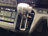 インパネシフトを採用しているので、前席の足元も広々としています。運転席と助手席の行き来もスムーズです!
