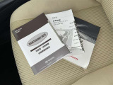 メンテナンスノート、取扱説明書ですね。 車の情報が凝縮されています。 車の整備記録が記載されている大事な物ですよ。