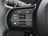 ハンドルにオーディオ操作用スイッチを備え、手を放さずに操作可能。安全性と利便性を両立しています。
