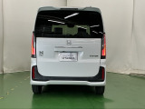 後席の窓には外から車内が見えにくくなるプライバシーガラスを採用。周りを気にせずリラックスして過ごせます