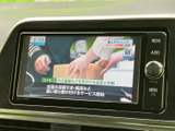 停車中にテレビ番組を視聴でき、待ち時間や休憩中の過ごし方を広げてくれます。画面には放送内容が表示され、車内でくつろぐ時間にも活用しやすい装備としてお使いいただけます。