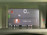 速度やシフト位置に加え、ドアの開閉状態や走行距離などを画面で確認できます。必要な情報がまとまって表示されるため、乗車時の確認にも便利です。