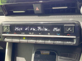 【左右独立型フルオートエアコン】運転席と助手席でそれぞれお好みの温度に設定可能。同乗者にも配慮した、快適な空調をお届け致します。