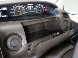 テッシュ入れる場所に最適です。運転席前の小物入れ