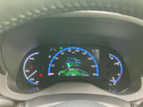 速度や各種車両情報をまとめて確認できるメーター配置です。中央の表示と左右の計器が見渡しやすく、運転中に必要な情報を把握しやすい、実用的な装備となっています。