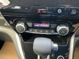 前席のオートエアコンに加え、後席に爽やかな風を送るリヤクーラーも装備しています。