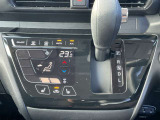 オートエアコン。運転席、助手席を温めるシートヒーターのスイッチです。