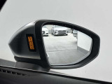 ●アウディサイドアシスト『後方の死角を並走する車両を検知しドアミラーの内側のLEDが点灯。ドライバーに注意を促し事故を未然に防ぐシステムです。』